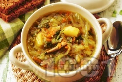 Зелева супа (чорба) със свинско месо, картофи и замразен грах - снимка на рецептата